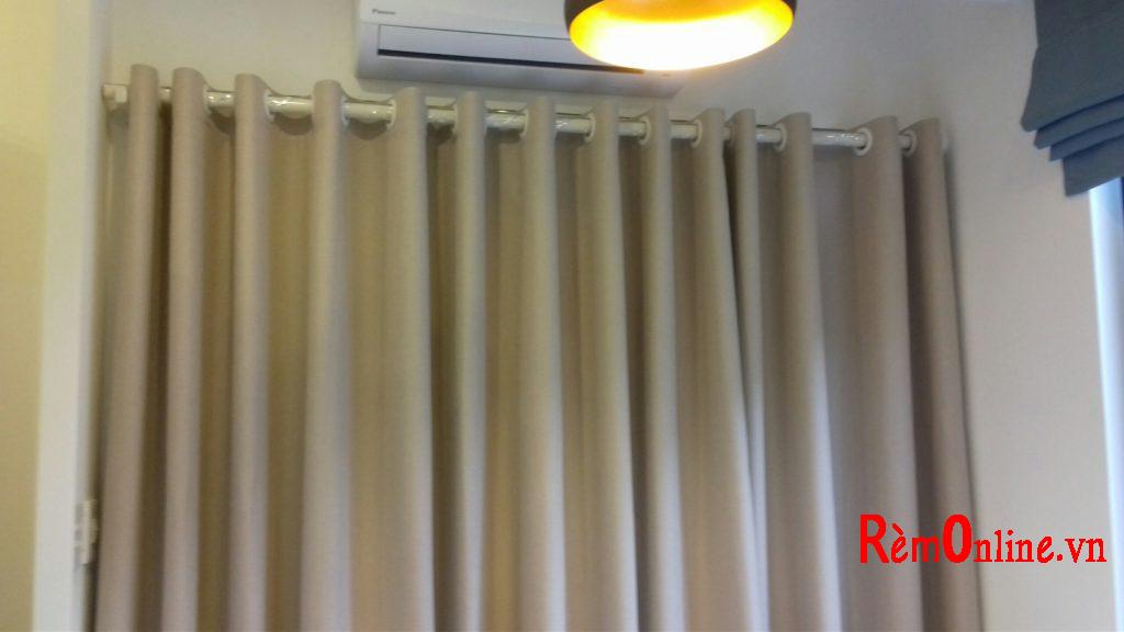 Rèm vải tráng lớp cao su non ở mặt trái có tác dụng làm giảm sự thất thoát nhiệt khi bạn bật máy lạnh