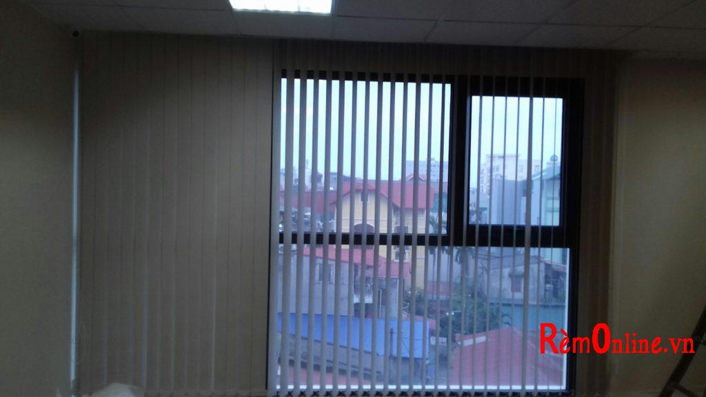 rèm lá dọc có thể kéo ra thu vào và xoay lật lá linh hoạt
