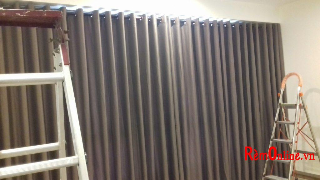 Rèm vải có chiều cao ô cửa tối đa 2,8m phù hợp với ngôi nhà có phòng họp lớn