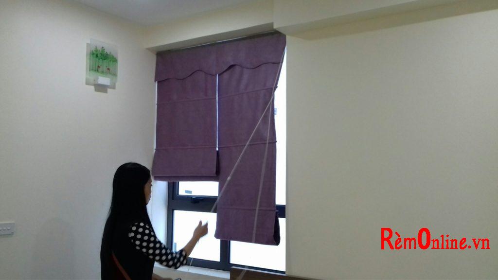 Chị Thúy đang thử kéo rèm lên xuống kiểm tra nghiệm thu tùy vào chất liệu vải bạn chọn sẽ có độ dày mỏng và cản sáng khác nhau