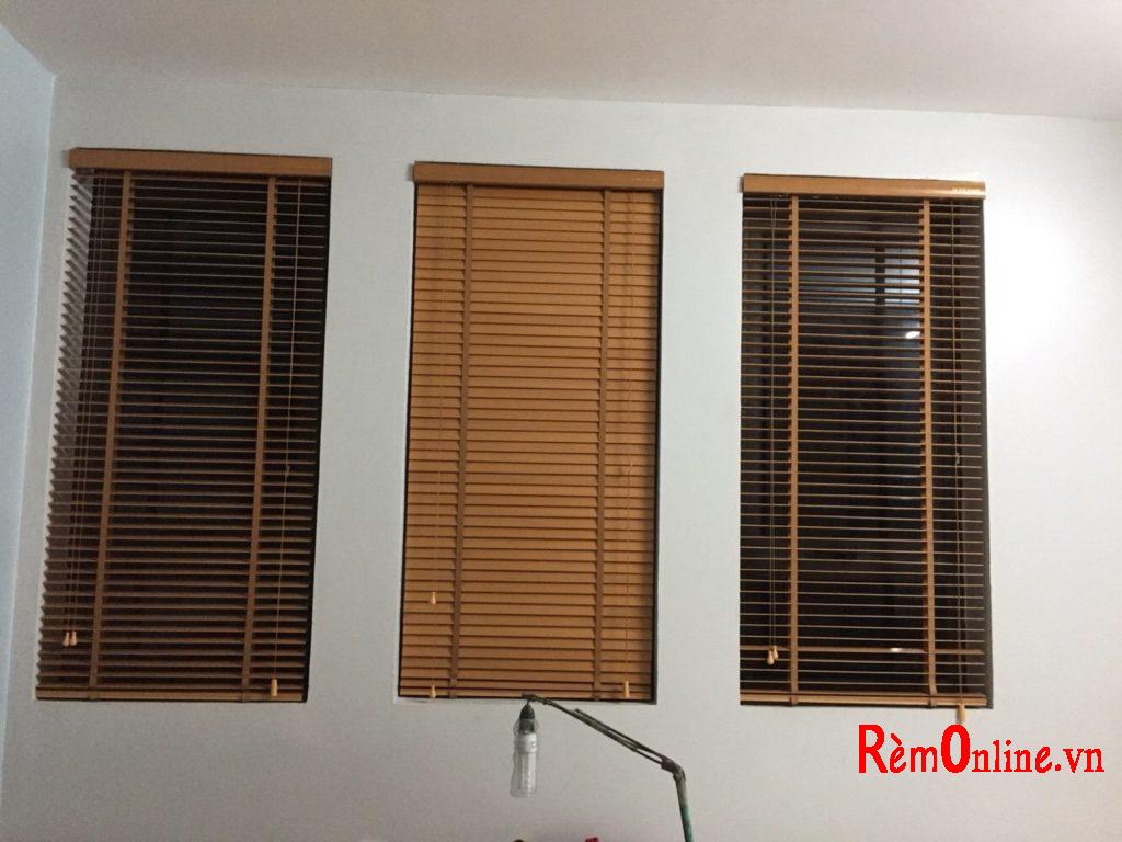 rèm gỗ tự nhiên có độ bền cao nhất và mang vẻ đẹp sang trọng nhất, vì thế nó cũng có giá khá cao.