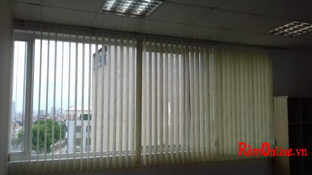 Lắp rèm lá dọc cản sáng 100%