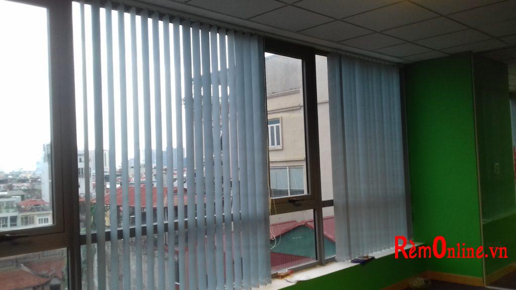 Lắp rèm lá dọc cản sáng 100%