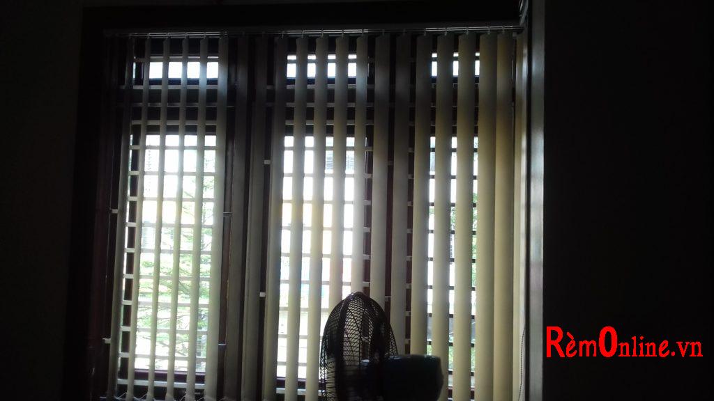 Lắp rèm lá dọc cản sáng 100%