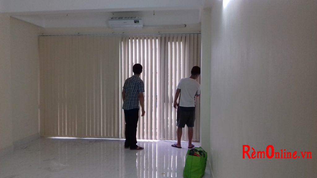 Lắp rèm lá dọc cản sáng 100%