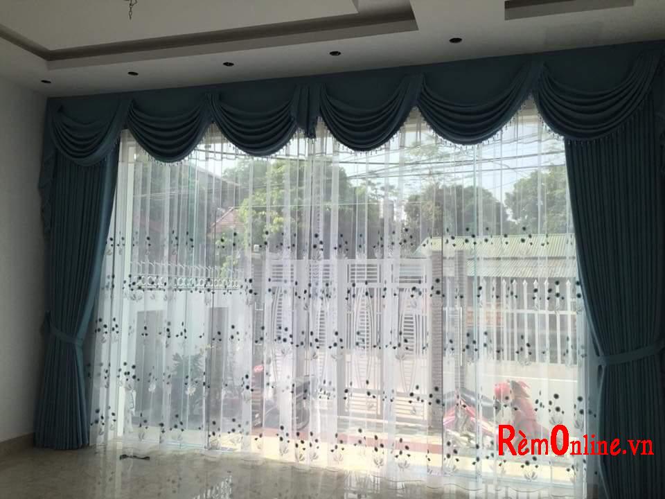 Kiểu yếm nữ hoàng kết hợp màu sắc đơn giản đã tạo lên bộ rèm cửa tân cổ điển có phong cách sang trọng hiện đại