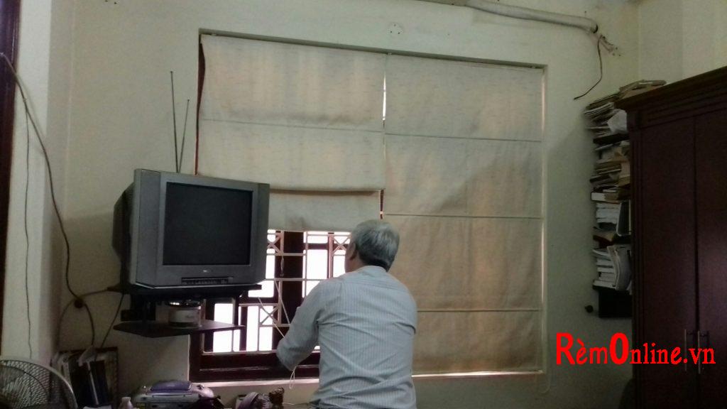 với không gian hẹp chúng ta nên lắp rèm rô man lọt trong như thế này