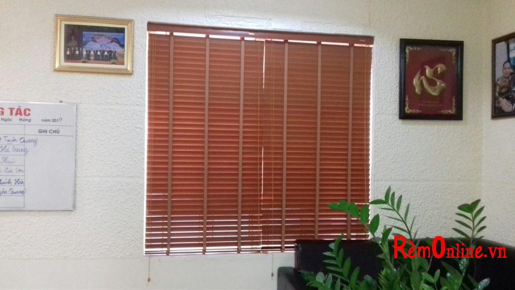 lắp đặt rèm gỗ tự nhiên theo yêu cầu