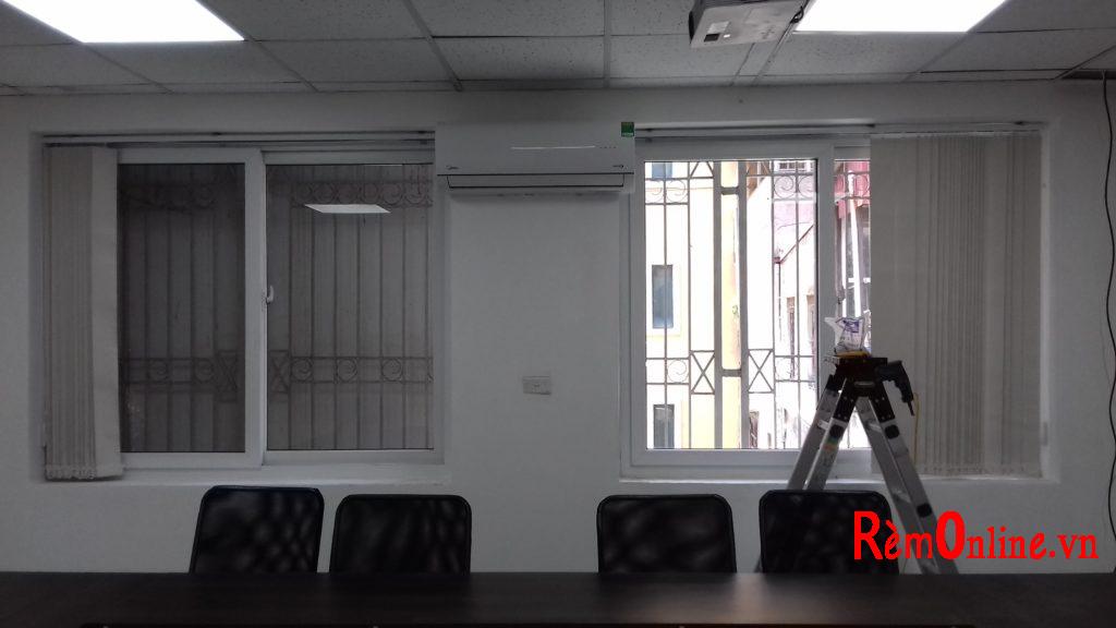 rèm lá dọc rất hợp lắp ở văn phòng công ty