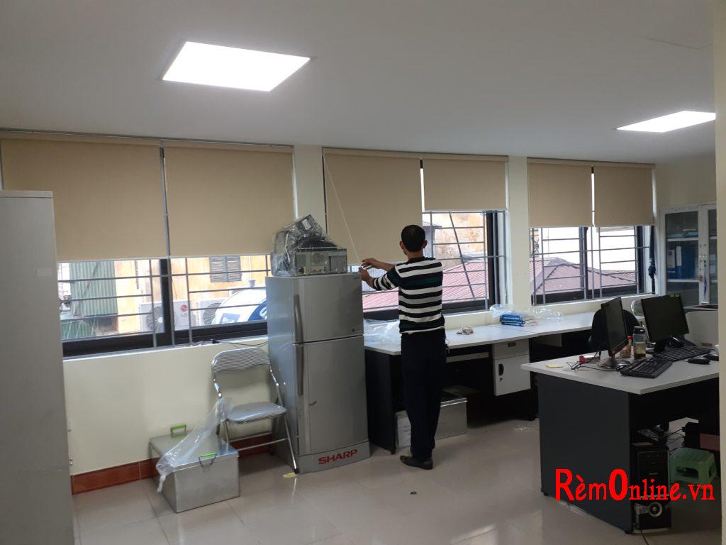 Mẫu rèm cuốn chống nóng cản sáng cách nhiệt dùng cho khu văn phòng. Rèm này rất bền và dễ sử dụng mà lại giá rẻ nữa ạ