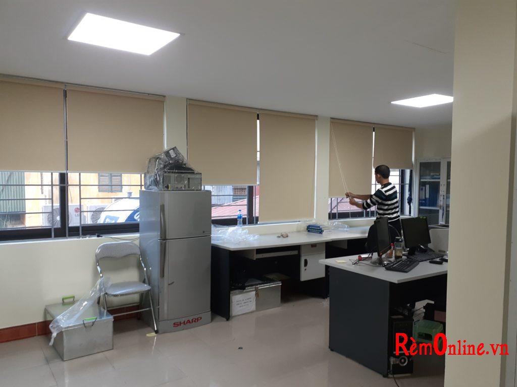 rèm cuốn làm đẹp cho văn phòng, mọi người yên tâm làm việc