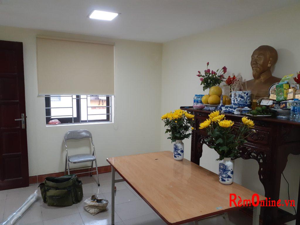 rèm cuốn làm đẹp cho văn phòng, mọi người yên tâm làm việc