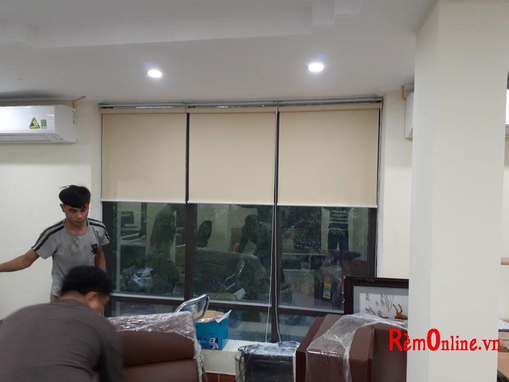 rèm cuốn làm đẹp cho văn phòng, mọi người yên tâm làm việc