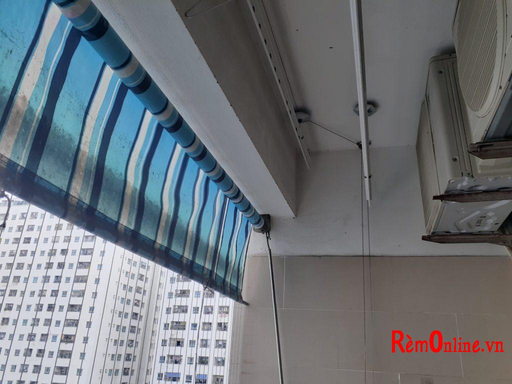 lắp đặt bạt che mưa che nắng ở ban công chung cư