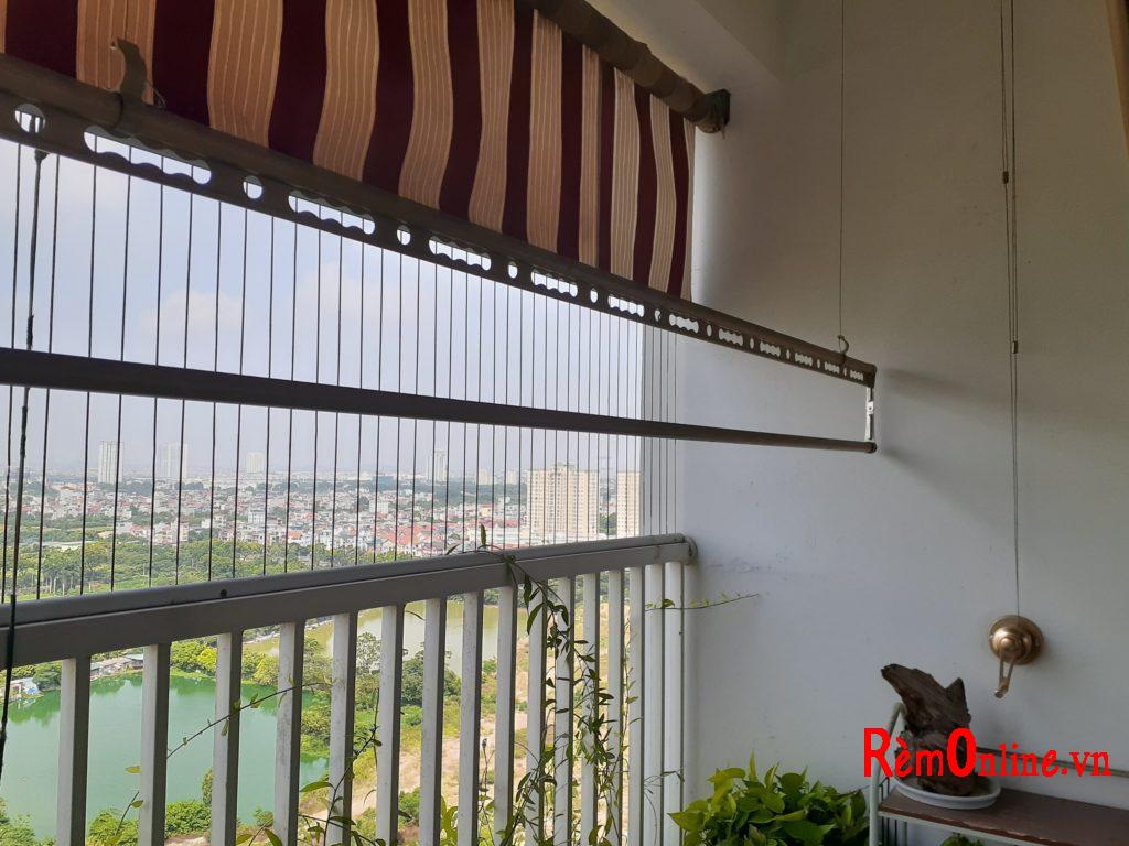 lắp đặt bạt che mưa che nắng ở ban công chung cư