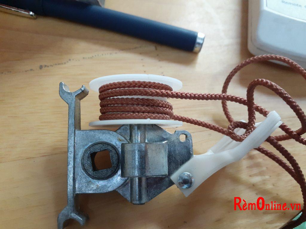 Đây là bộ phận xoay lá của bộ rèm gỗ bạn ạ.